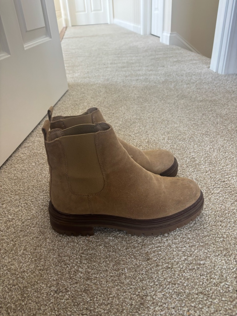 Women’s Suede Chelsea Boots in Tan